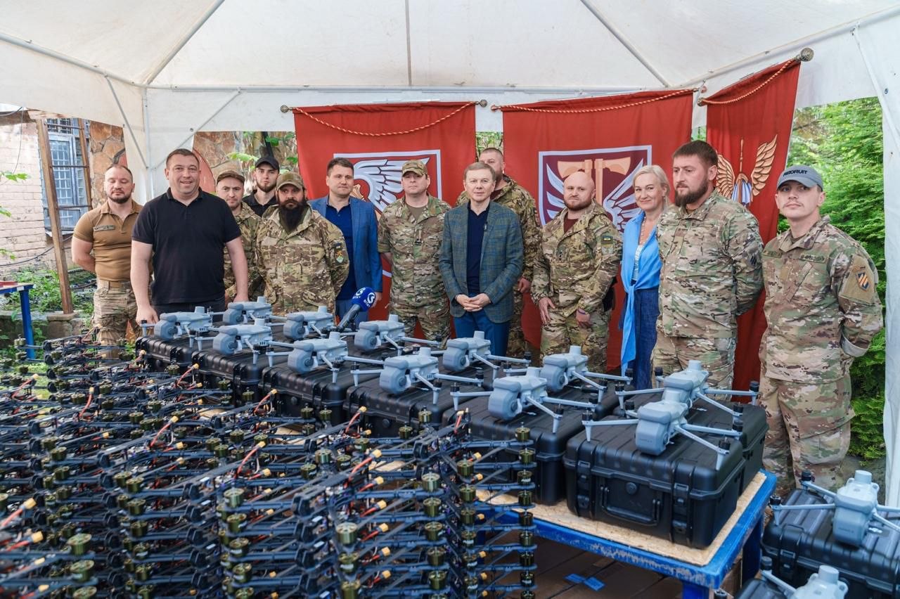 Півтисячі FPV-дронів та 25 квадрокоптерів Matrice 4Tпередав Міжрегіональний координаційний гуманітарний штаб для п’яти підрозділів