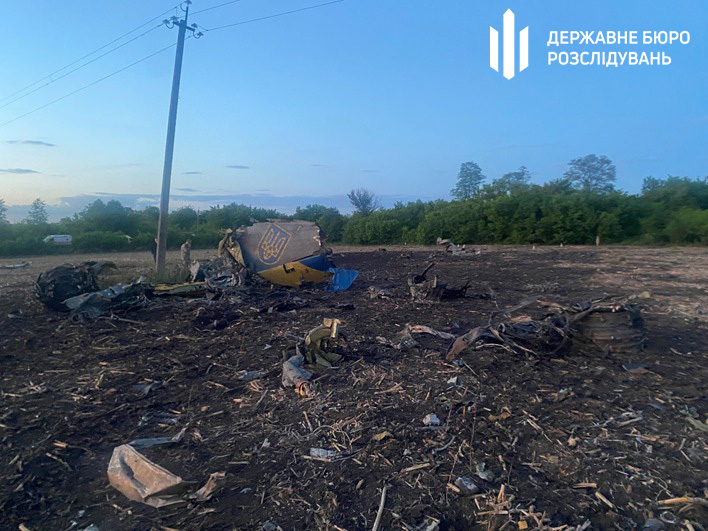 Авіакатастрофа на Хмельниччині: ДБР розслідує падіння військового літака Су-24М, у якому загинули двоє пілотів