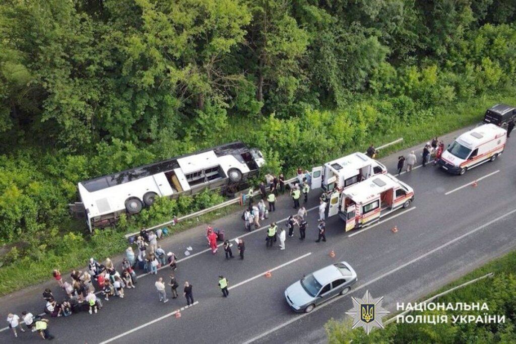 Автобус перекинувся в кювет: серед постраждалих — 12-річна вінничанка