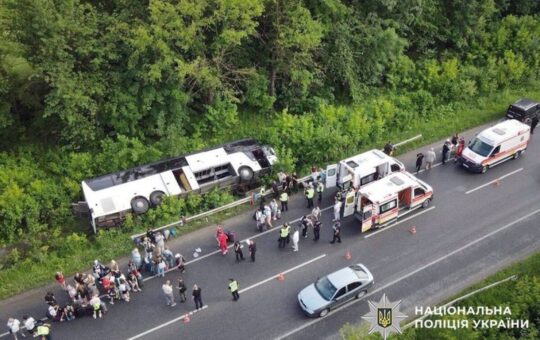 Автобус перекинувся в кювет: серед постраждалих — 12-річна вінничанка