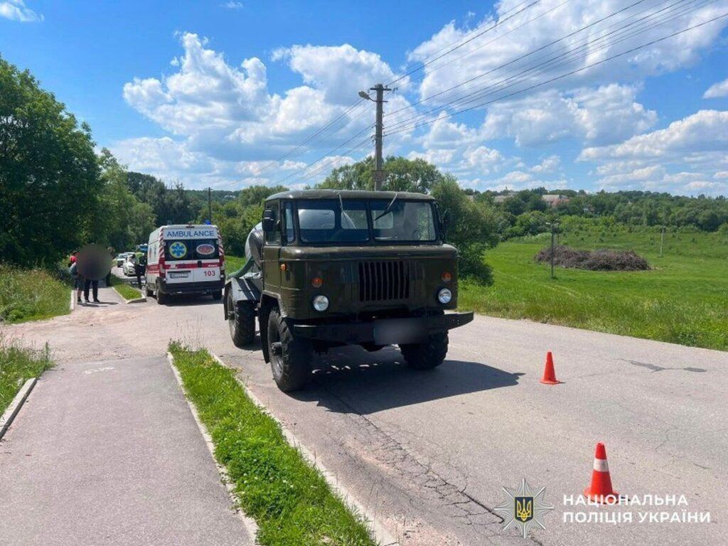 У Вороновиці під колесами вантажівки загинув 9-річний хлопчик на велосипеді
