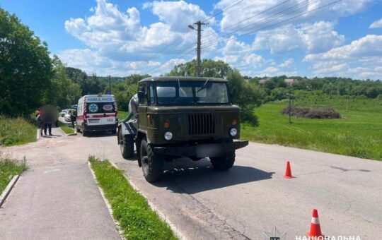 У Вороновиці під колесами вантажівки загинув 9-річний хлопчик на велосипеді