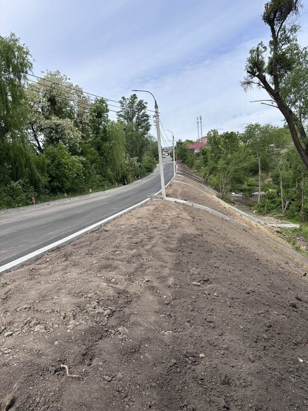 Зупинили зсув ґрунту: у Вінниці на провулку Костя Широцького відремонтували дорогу та зміцнюють аварійний схил