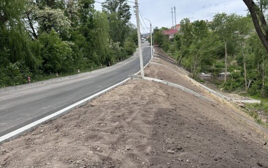 Зупинили зсув ґрунту: у Вінниці на провулку Костя Широцького відремонтували дорогу та зміцнюють аварійний схил