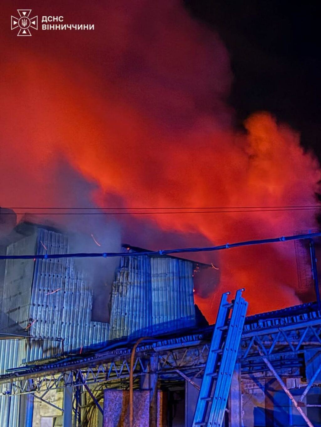 У Вінниці рятувальники вночі ліквідували масштабну пожежу на вулиці Шимка