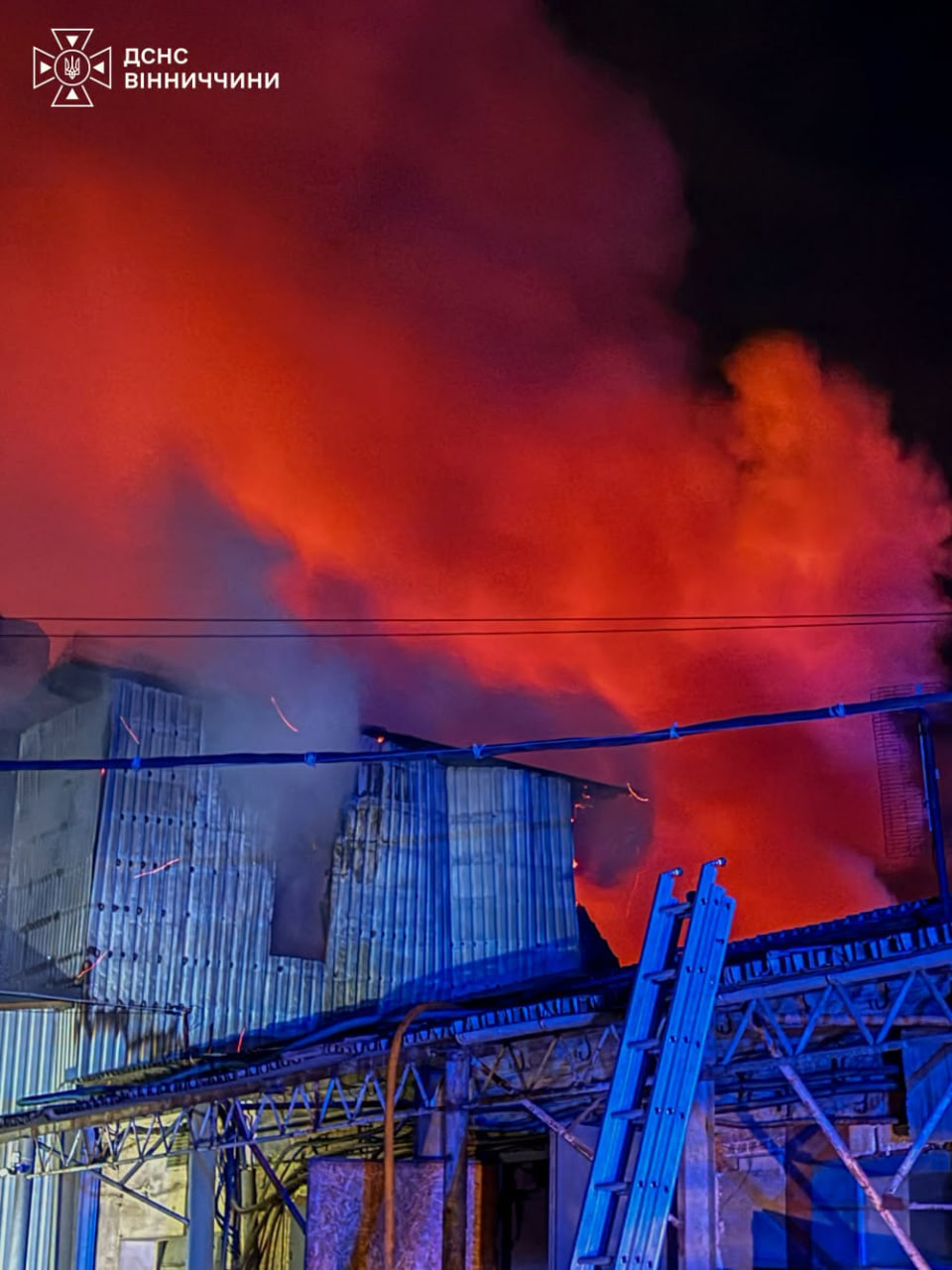 У Вінниці рятувальники вночі ліквідували масштабну пожежу на вулиці Шимка
