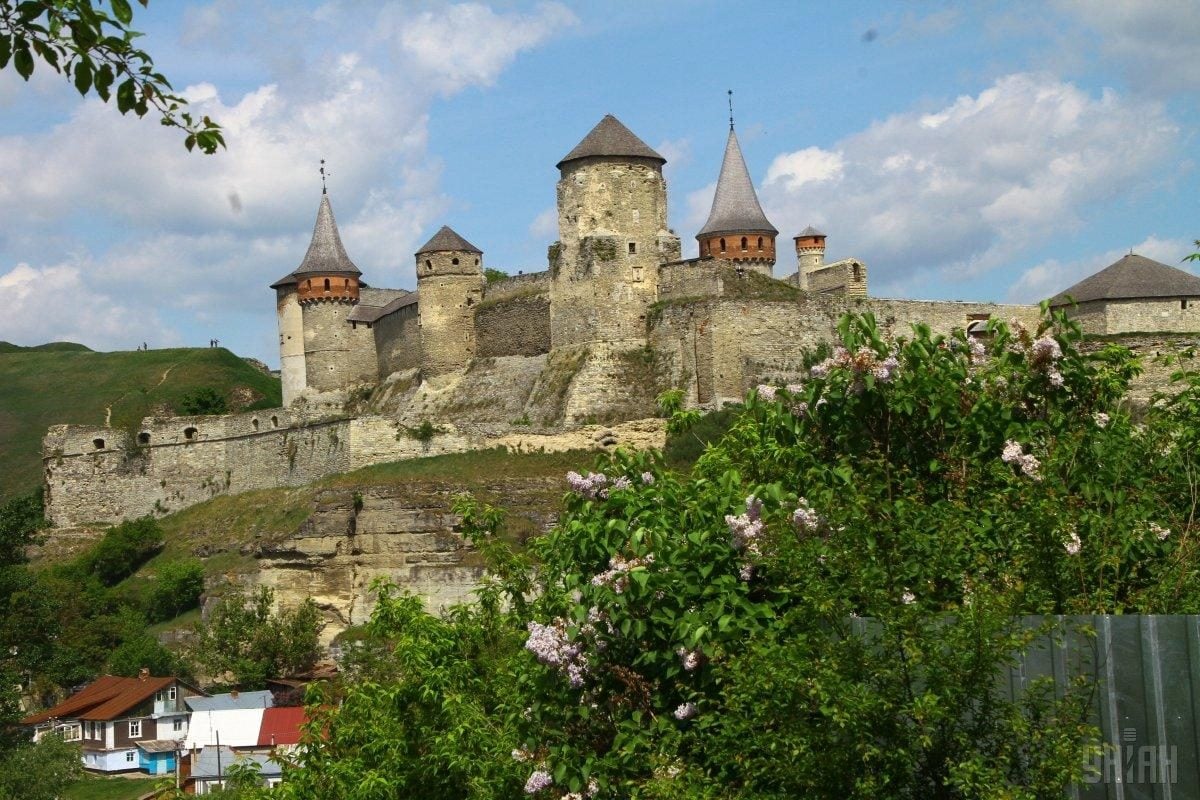 Від неприступних фортець до замку-готелю: 8 легендарних історичних споруд України, які варто відвідати влітку