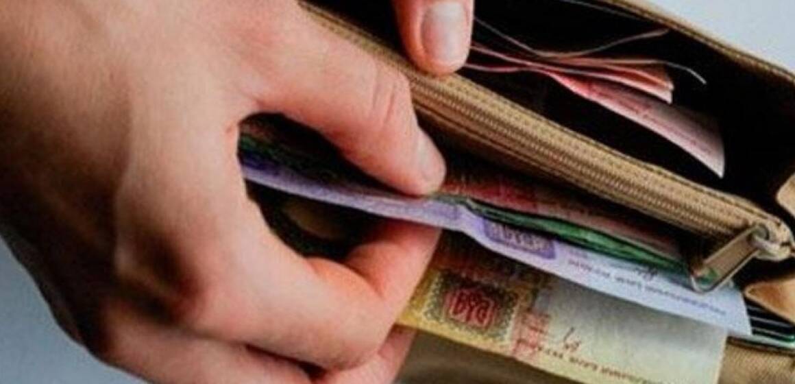 Допомога односельцю обернулася підозрою у крадіжці: жінка зняла гроші з його картки