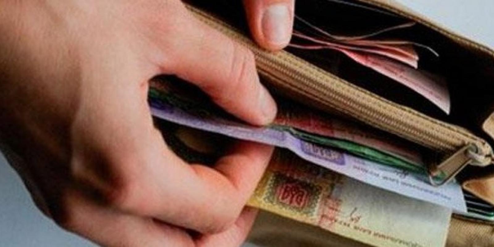 Допомога односельцю обернулася підозрою у крадіжці: жінка зняла гроші з його картки