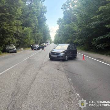 Троє у лікарні, авто — на арештмайданчику: деталі аварії
