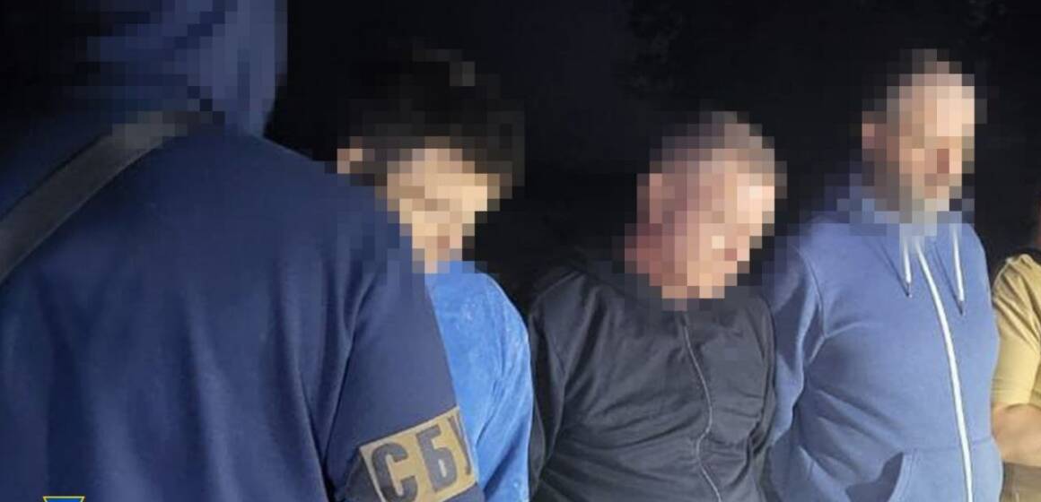 Ховали у кузовах та обіцяли «витягти» з ТЦК: на Вінниччині викрили трьох організаторів «ухилянтських схем»