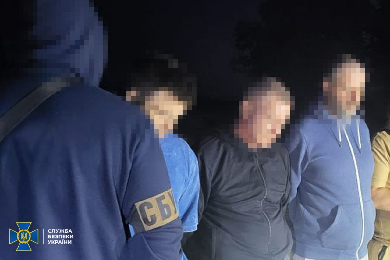 Ховали у кузовах та обіцяли «витягти» з ТЦК: на Вінниччині викрили трьох організаторів «ухилянтських схем»