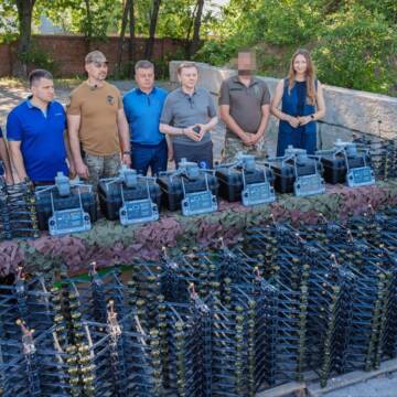 5404654019587808366 400 FPV-дронів та шість квадрокоптерів Matrice 4E передав Міжрегіональний координаційний гуманітарний штаб двом бойовим підрозділам