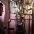 У вінницьких багатоповерхівках зрізають самовільні грати в укриттях