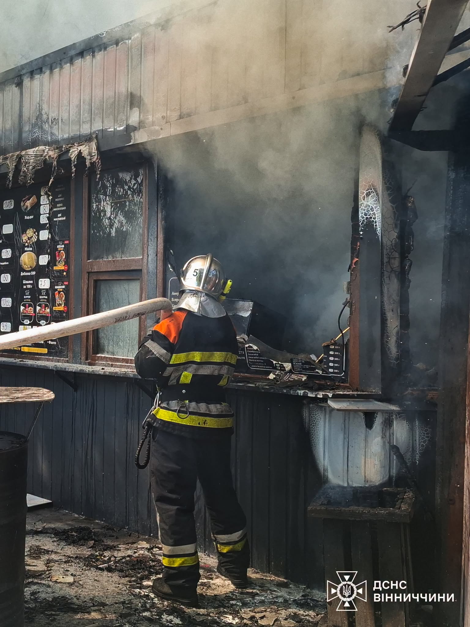 На Вінниччині через коротке замикання горіли кафе та гараж із кухнею