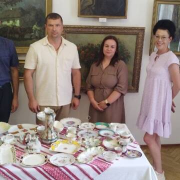 Канадська меценатка передала Вінницькому музею раритетну колекцію посуду