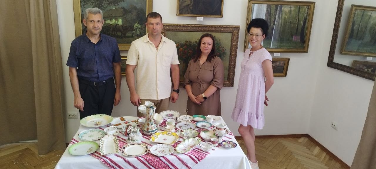 Канадська меценатка передала Вінницькому музею раритетну колекцію посуду