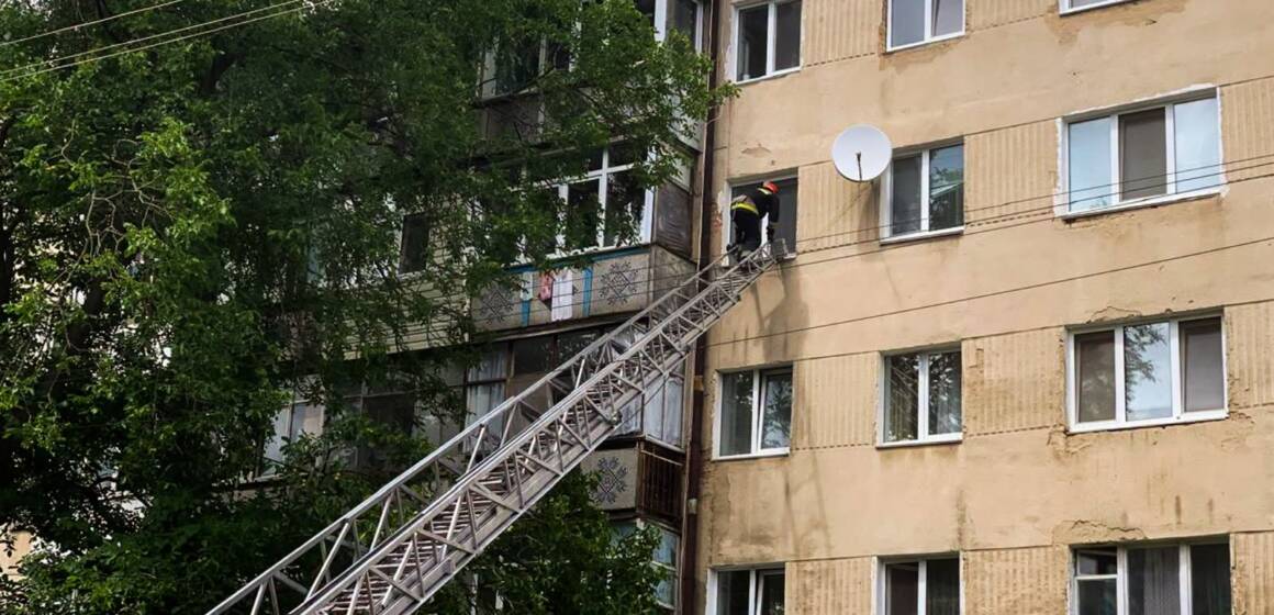 739309431_958765940529684_5568095323295652206_n У Вінниці надзвичайники через вікно проникли до квартири та врятували пенсіонерку