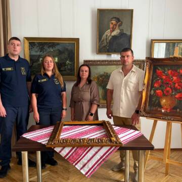 Старовинна картина, книга та колекція монет: Вінницька митниця передала музеям конфісковані скарби