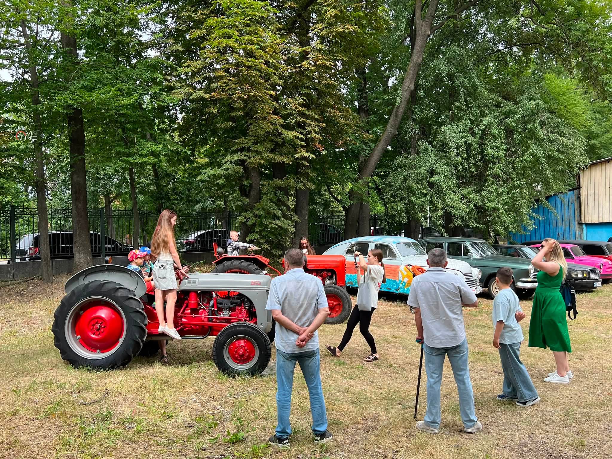 У Вінниці провели фестиваль «Вінниця вінтажна: Смаки традицій» з ретроавтівками