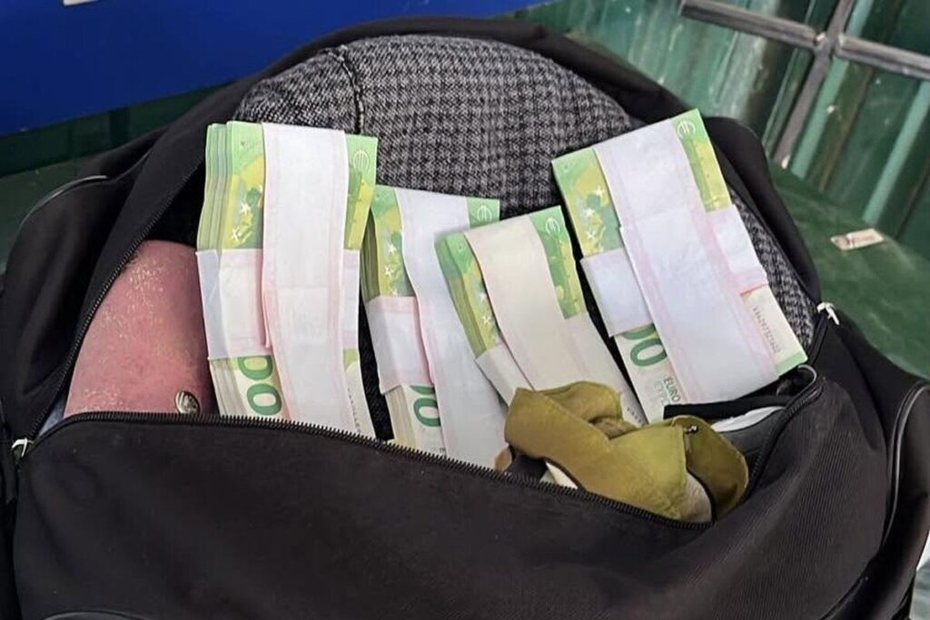 Замість речей — пачки євро: на кордоні з Молдовою зупинили жінку з 2 млн гривень