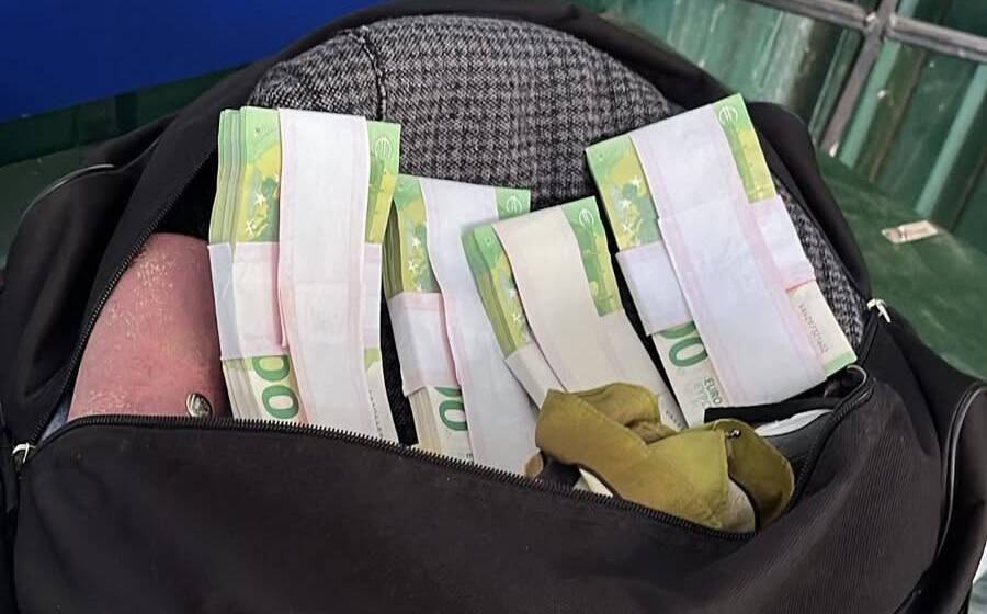 Замість речей — пачки євро: на кордоні з Молдовою зупинили жінку з 2 млн гривень
