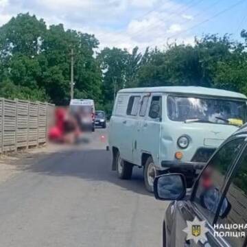 На Вінниччині автомобіль УАЗ збив двох жінок: одна померла