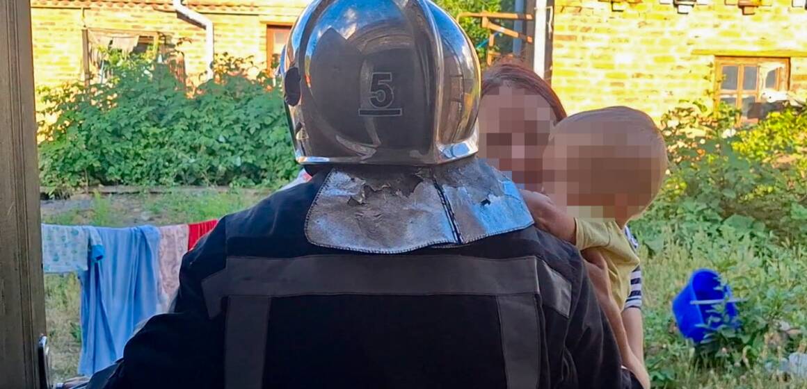 Урятували 3-річного хлопчика та літнього чоловіка: рятувальники Вінниччини двічі екстрено відчиняли двері