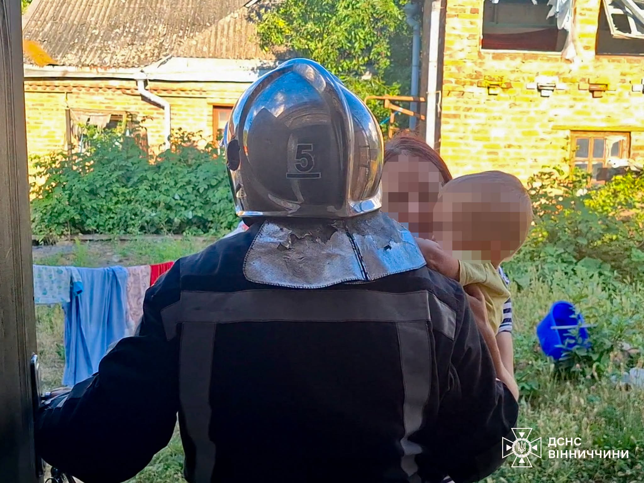 Урятували 3-річного хлопчика та літнього чоловіка: рятувальники Вінниччини двічі екстрено відчиняли двері