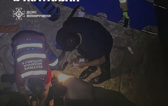 Впала на семиметрову глибину: під Вінницею рятувальники діставали дівчину з котловану недобудови