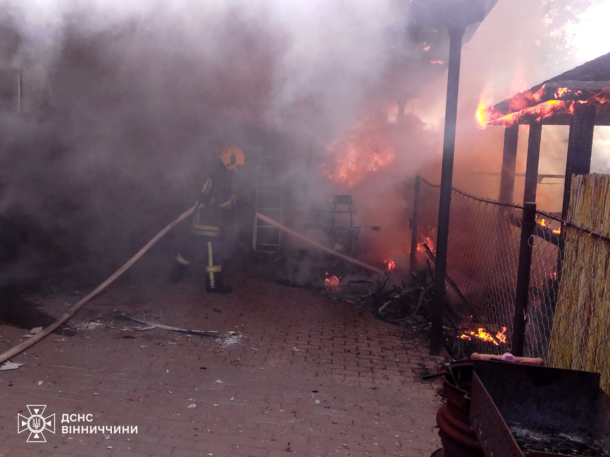 У Вінниці загорівся квадроцикл: вогонь ледь не знищив господарську споруду