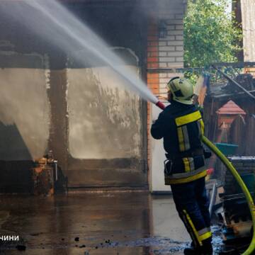 У Вінниці 18 рятувальників приборкували масштабну пожежу