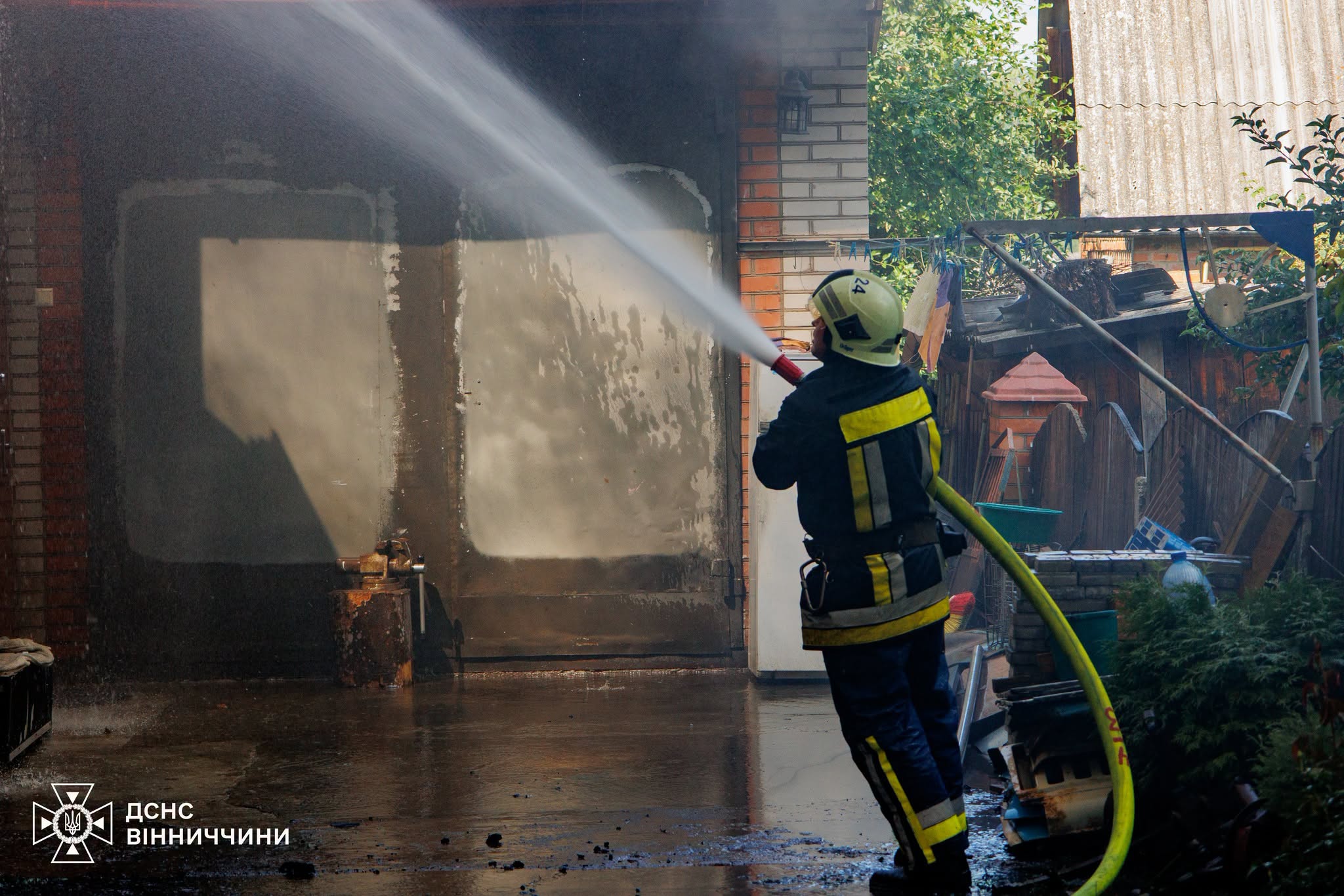 У Вінниці 18 рятувальників приборкували масштабну пожежу