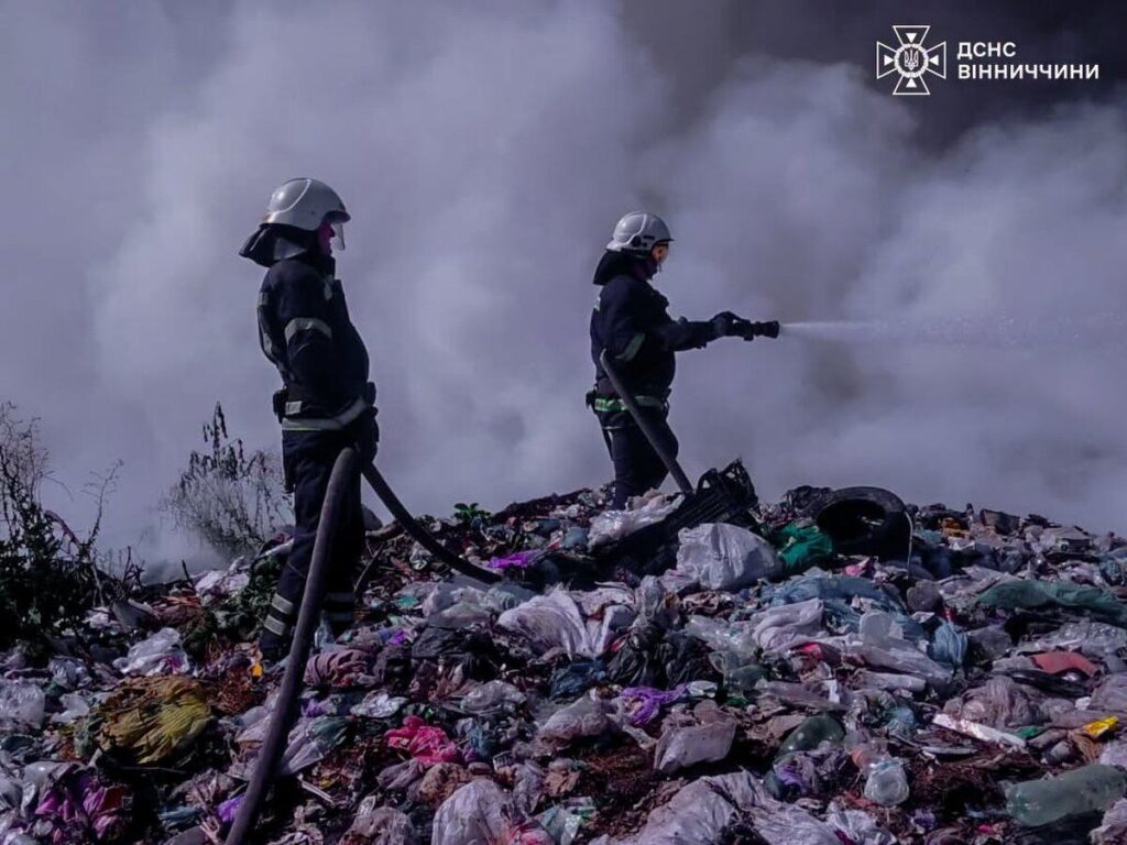 Дитячі ігри із сірниками та згорілі дрова: за добу на Вінниччині ліквідували 5 пожеж
