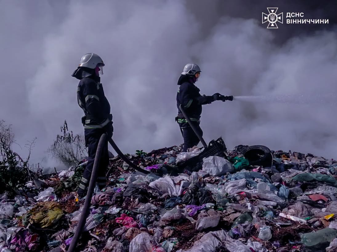 Дитячі ігри із сірниками та згорілі дрова: за добу на Вінниччині ліквідували 5 пожеж
