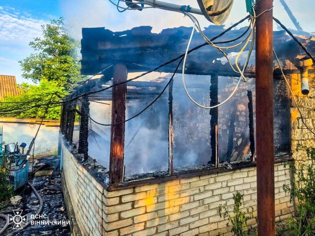 Блискавка двічі спричинила пожежі на Вінниччині: рятувальники запобігли поширенню вогню