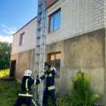 Хотів лагодити дах після буревію: на Вінниччині надзвичайники знімали господаря будинку з висоти