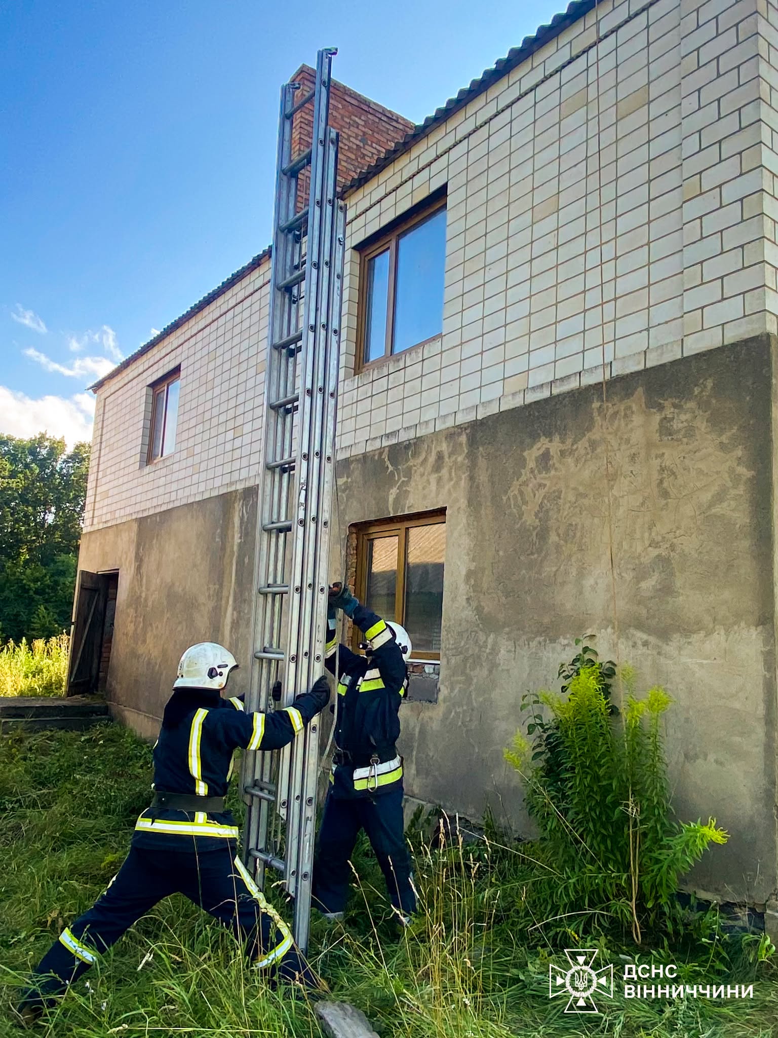 Хотів лагодити дах після буревію: на Вінниччині надзвичайники знімали господаря будинку з висоти