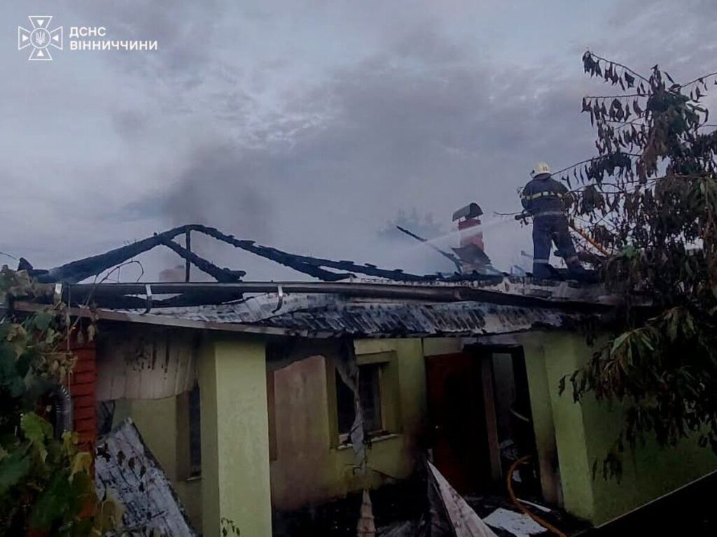 Нічна пожежа у пятиповерхівці та охоплений вогнем будинок: наслідки короткого замикання на Вінниччині