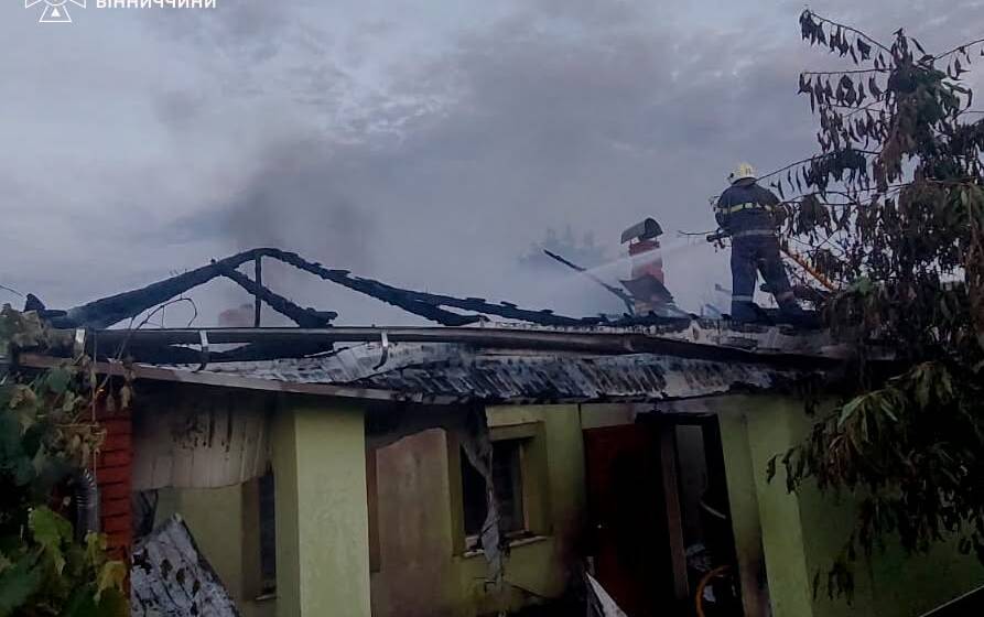 Нічна пожежа у п’ятиповерхівці та охоплений вогнем будинок: наслідки короткого замикання на Вінниччині
