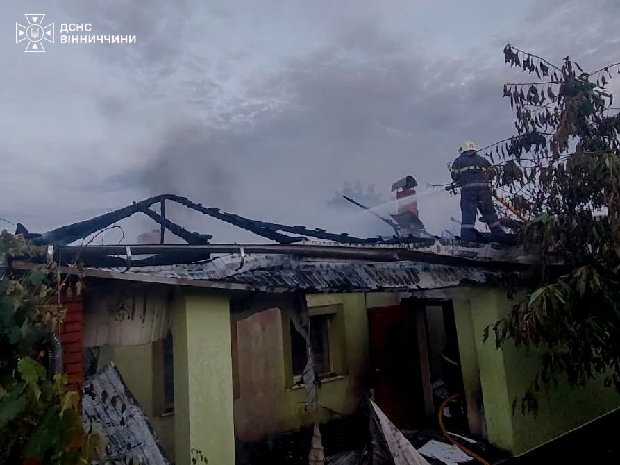 Нічна пожежа у п’ятиповерхівці та охоплений вогнем будинок: наслідки короткого замикання на Вінниччині