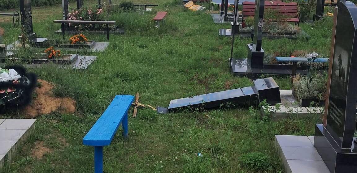 Наруга над могилами у Гайсинському районі: 20-річному молодику загрожує до трьох років позбавлення волі