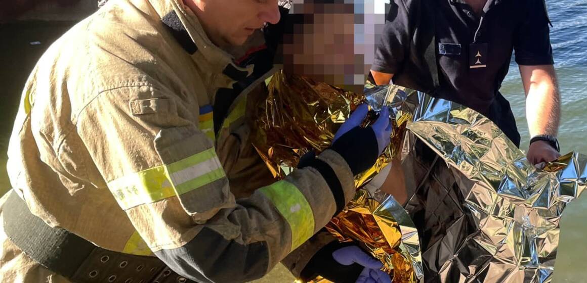У Вінниці рятувальники дістали з Південного Бугу жінку, яка стрибнула з мосту