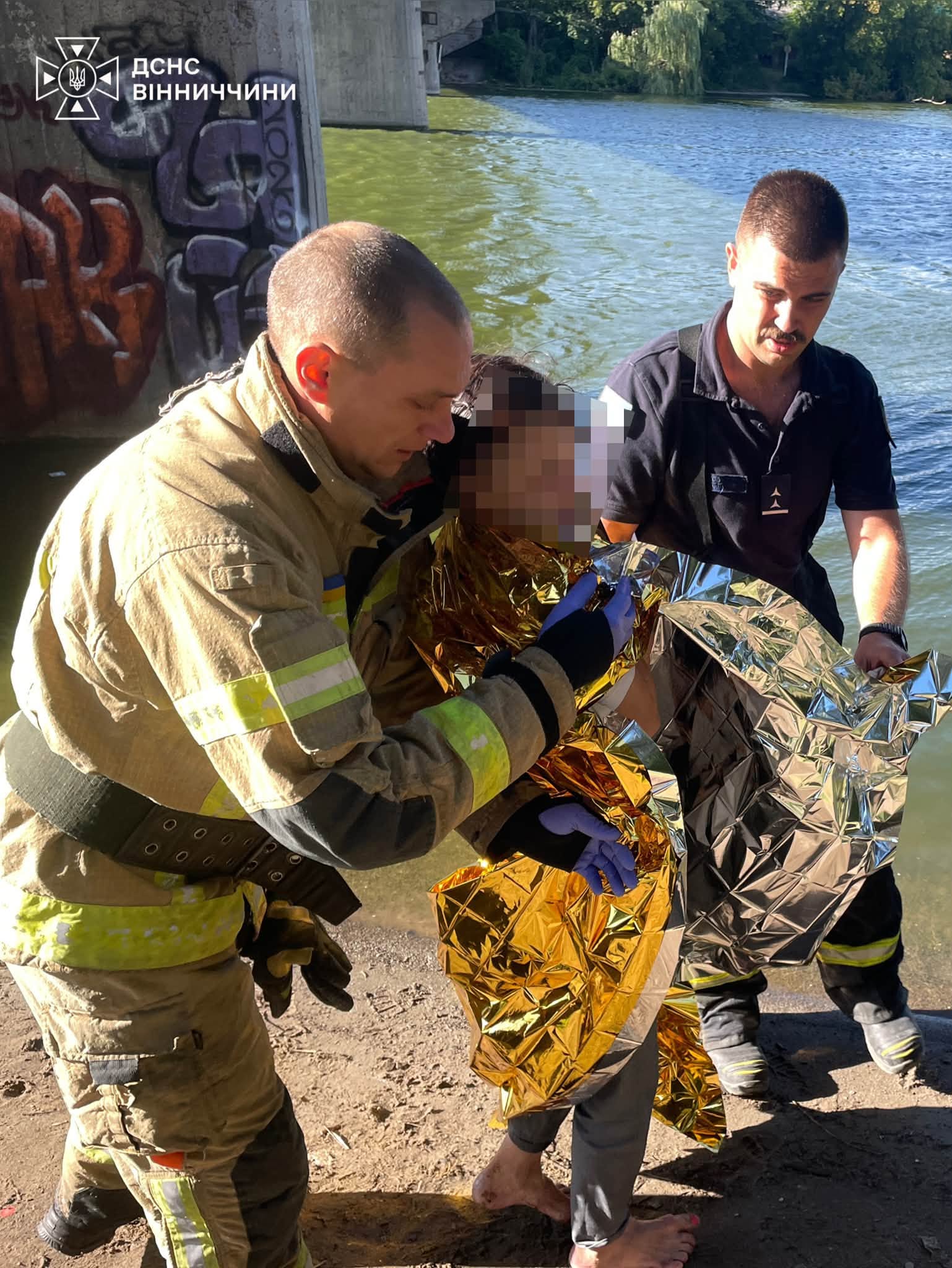 У Вінниці рятувальники дістали з Південного Бугу жінку, яка стрибнула з мосту