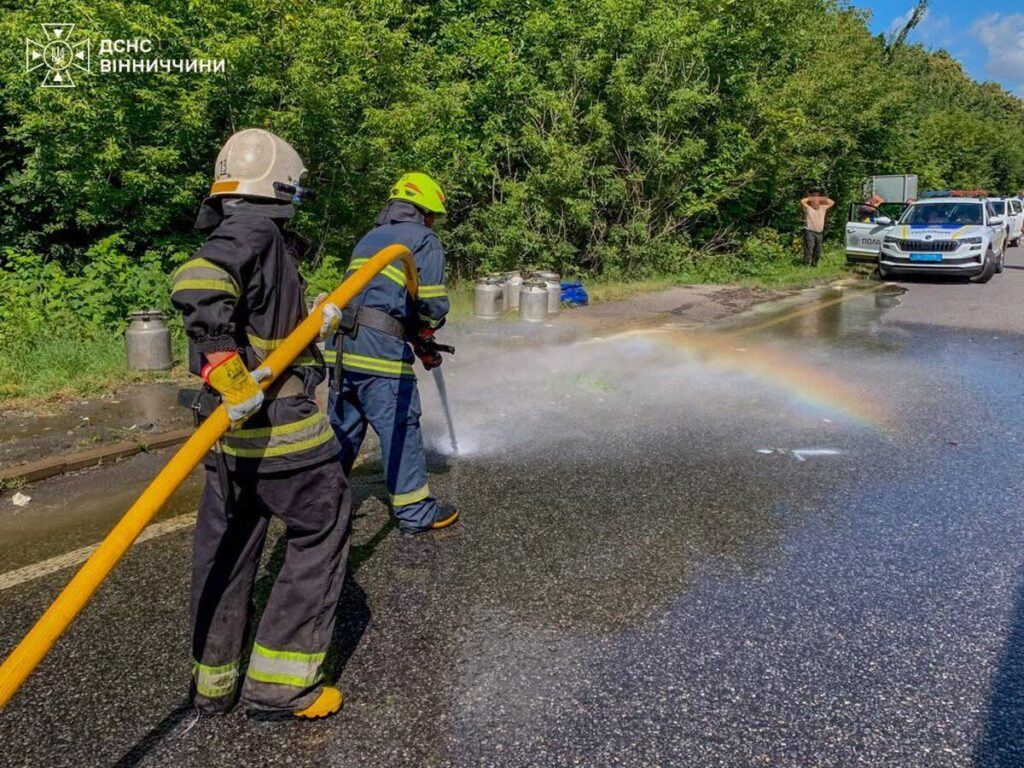 Розлитий мед та водій у лікарні: на Немирівщині бійці ДСНС ліквідували наслідки ДТП