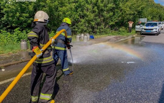 Розлитий мед та водій у лікарні: на Немирівщині бійці ДСНС ліквідували наслідки ДТП