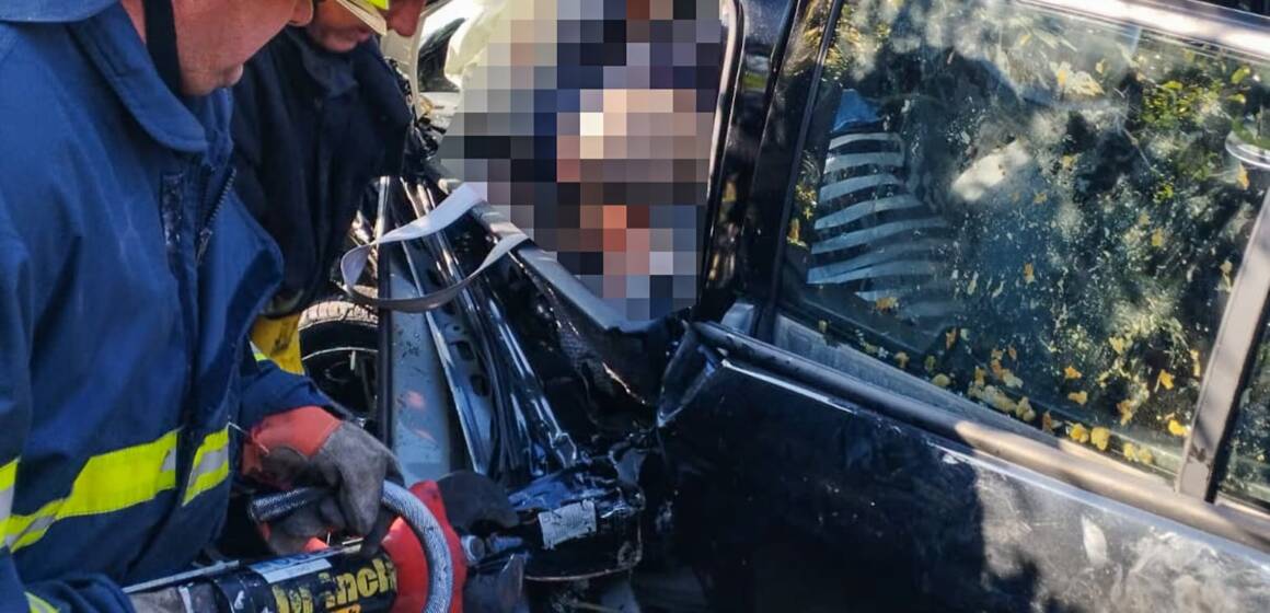 Двоє загиблих та травмовані: на Немирівщині рятувальники деблокували людей із понівечених внаслідок ДТП авто