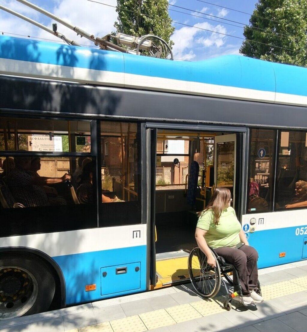 На вулиці Зулінського зявляться нові пішохідні доріжки та безбарєрні зупинки