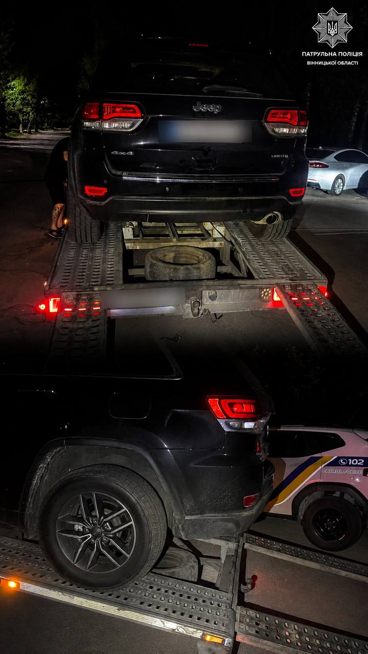 Без фар, але з перегаром: патрульні упіймали порушника на Jeep Grand Cherokee