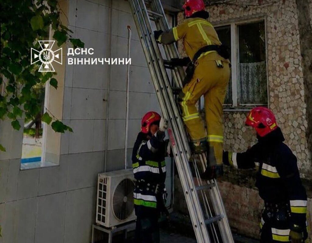 У Вінниці в зачиненій квартирі виявили тіло чоловіка та його безпорадного дядька